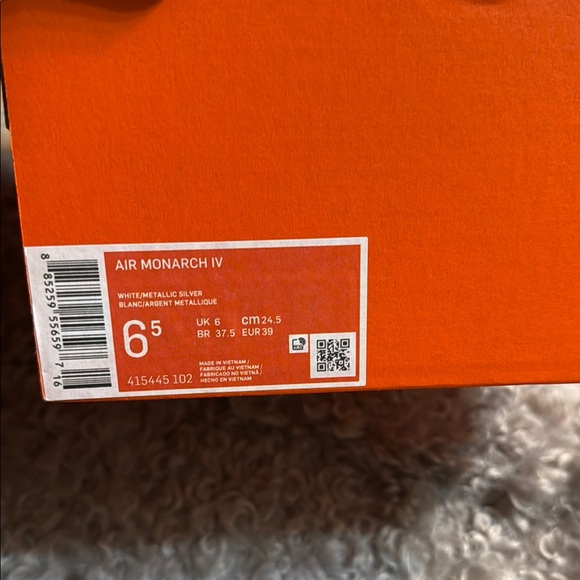 Nike White and Navy Men's Sneakers - Picture 3 of 3